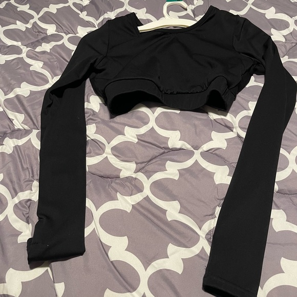 Cropped long sleeve workout top. Back is completely open. - Picture 2 of 4